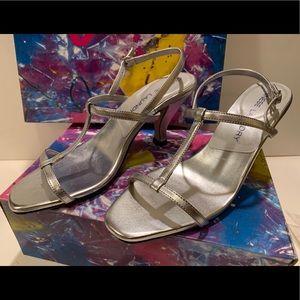 WOMEN’S CHINESE LAUNDRY SILVER STRAPPY HEELS.